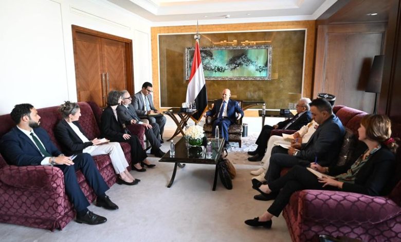 صورة رئيس مجلس القيادة: تنفيذ القرارات الدولية حول اليمن الطريق الأمثل لإنهاء الخطر الحوثي