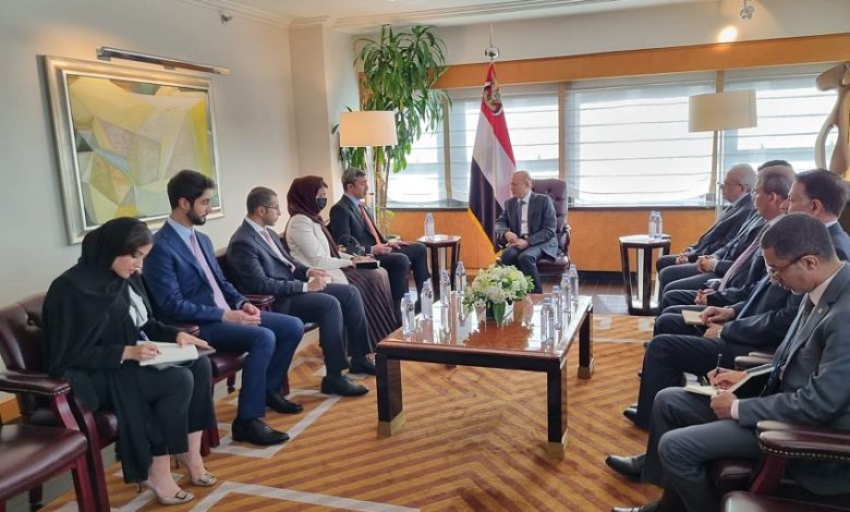 صورة رئيس مجلس القيادة الرئاسي يستقبل وزير الخارجية الاماراتي