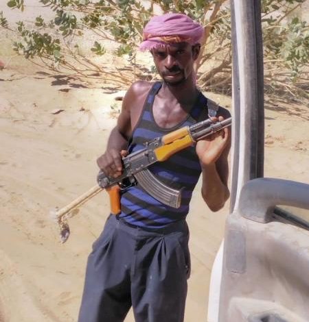صورة مواطنون يمنيون ينفذون ‘‘الإعدام’’ بحق مهاجر إثيوبي عقب ارتكابه مجزرة بشبوة