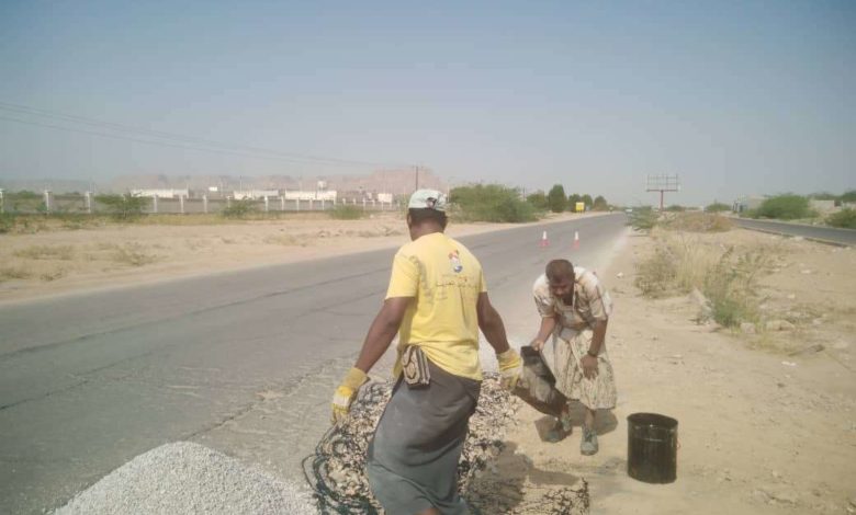 صورة حضرموت.. ردم واعاده سفلتة حفريات في الاسفلت أمام مستشفى الحياه بمديرية القطن