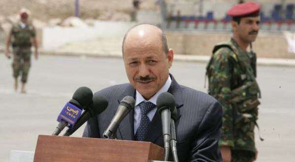 صورة الرئيس العليمي يبشر الموظفين في مناطق سيطرة الحوثي