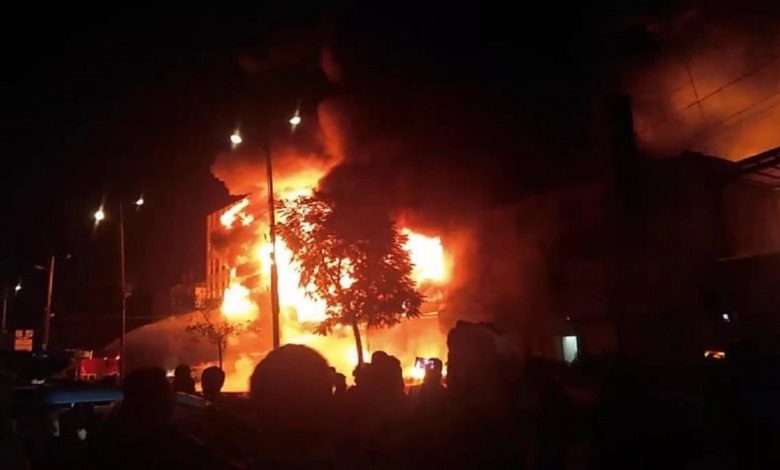 صورة كشف تفاصيل مرعبة حول احراق اللاجئيين في صنعاء: رفضوا الذهاب للقتال في الجبهات فألقوا عليهم قنبلة وقتلوا 450 لاجئا “مجزرة جماعية” فيديو