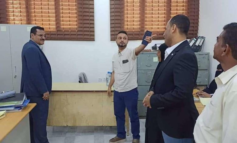 صورة قوة أمنية تعتقل مدير الواجبات الزكوية بالمنصورة