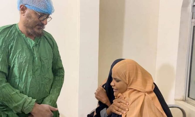 صورة فتاة ترى أمها لأول مرة في حياتها منذ 20 عاما بعد عملية ناجحة على يد طبيب يمني في ردفان