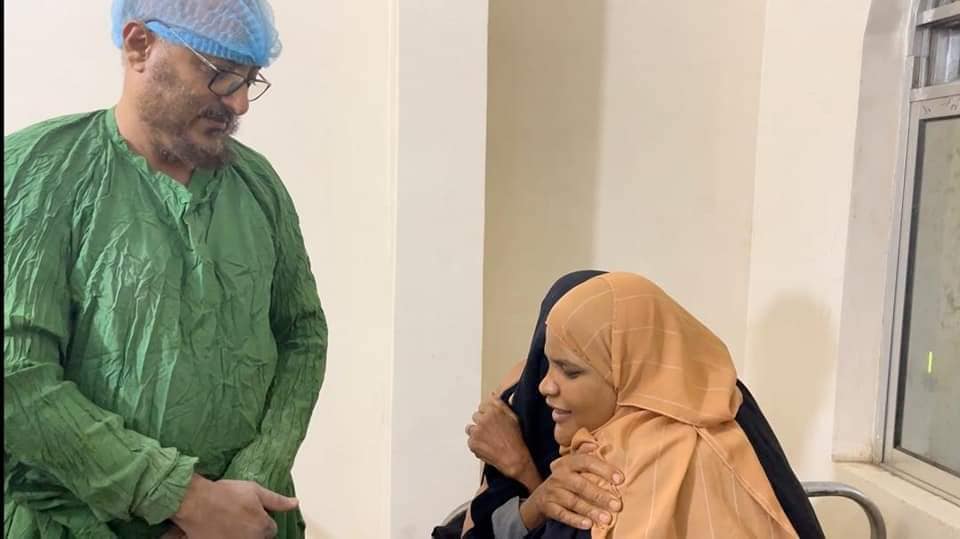 فتاة ترى أمها لأول مرة في حياتها منذ 20 عاما بعد عملية ناجحة على يد طبيب يمني في ردفان