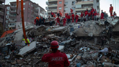 صورة ارتفاع حصيلة ضحايا زلزال تركيا إلى المئات وانتشال العشرات من تحت الأنقاض “صور”