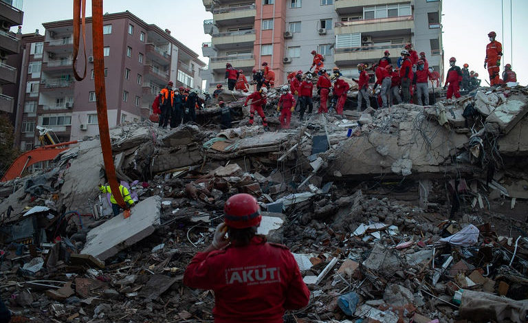 صورة ارتفاع حصيلة ضحايا زلزال تركيا إلى المئات وانتشال العشرات من تحت الأنقاض “صور”