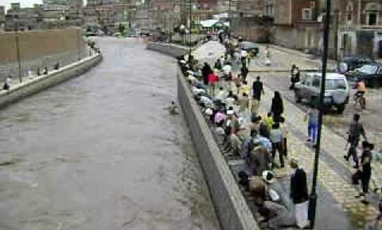 صورة الحوثيون يصدرون قرار بمنع التعاميم بعد فضيحة منع النساء من الجلوس بسايلة صنعاء