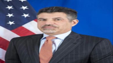 صورة السفير الامريكي : تقف الولايات المتحدة إلى جانب الصحفيين الشجعان في اليمن