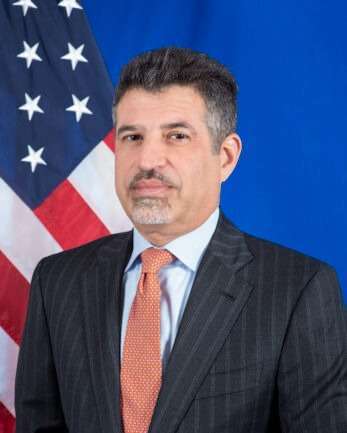 صورة السفير الأمريكي : ملتزمون بوقف تدفق تمويل الإرهاب عبر بيع الآثار باليمن