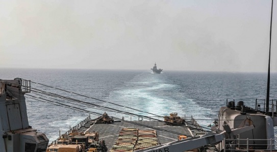 صورة تعرض سفينة لهجوم بـ 3 زوارق شمال غرب الحديدة