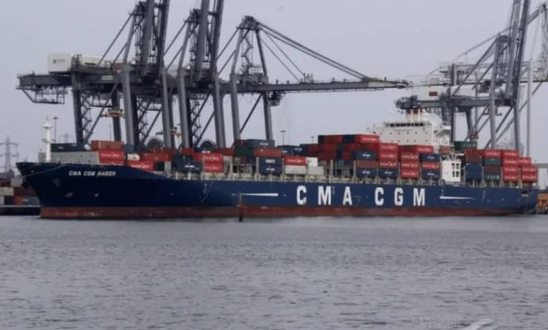 صورة قرصنة حوثية ترفع تكاليف الشحن البحري عالمياً