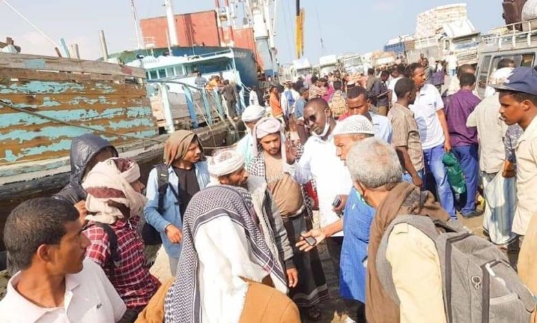 صورة الصومال تعلن استقبال ثالث سفينة وعليها عشرات اللاجئيين اليمنيين اغلبهم أطفال ونساء “صور”