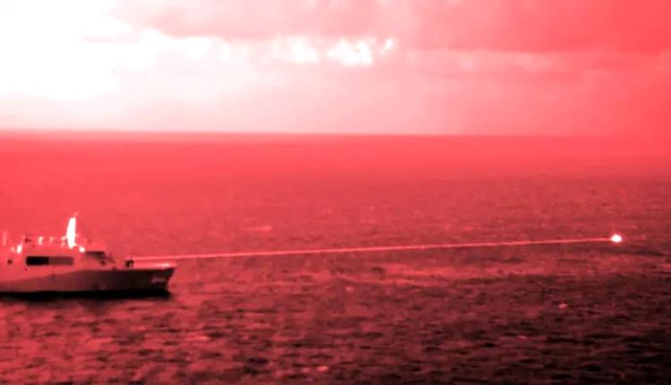 صورة سفينة تتعرض لهجوم بصاروخين قبالة اليمن ونشوب حريق على متنها