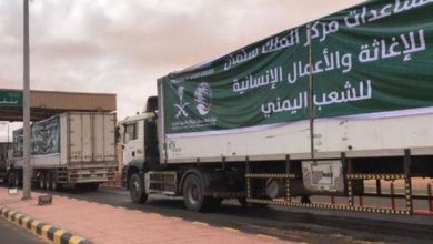 صورة شاحنات إغاثية سعودية تعبر منفذ الوديعة