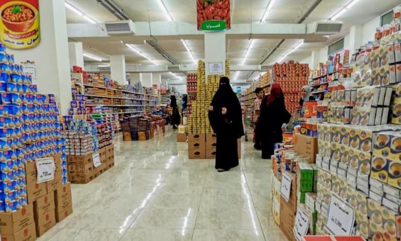 صورة استمرار الارتفاع الجنوني لأسعار السلع والمواد الغذائية يثقل كاهل اليمنيين