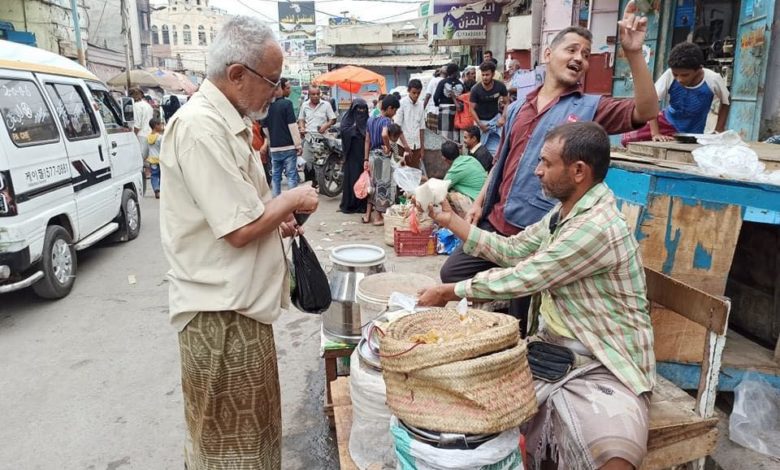 صورة بعد عشر عجاف.. اليمنيون يستقبلون رمضان بجيوب خاوية