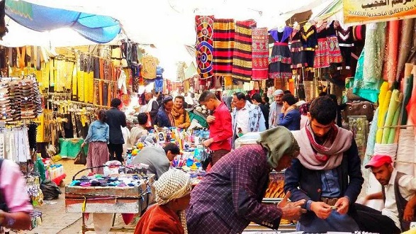 صورة انخفاض القدرة الشرائية في مناطق الحوثيين.. التجار يشكون خسائرهم وركود في سوق العقار
