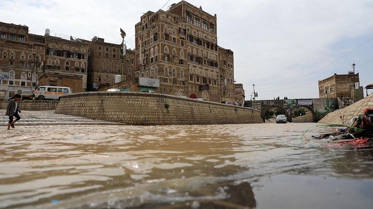 شاهد كيف عرّت سيول الأمطار الحوثيين.. مشاريع وهمية ودمار واسع في البنية التحتية