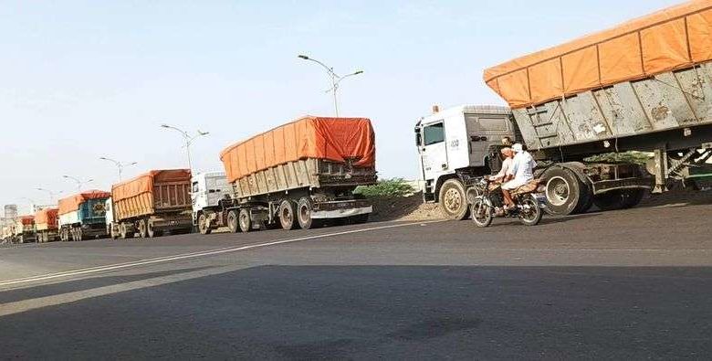 صورة جماعة الحوثي تحتجز 300 شاحنة بعد خروجها من الميناء