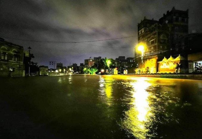صورة شاهد بالصور.. السيول تغمر وتقطع شوارع صنعاء ومخاوف من ارتفاع منسوب مياه الأمطار وانسداد قنوات تصريفها