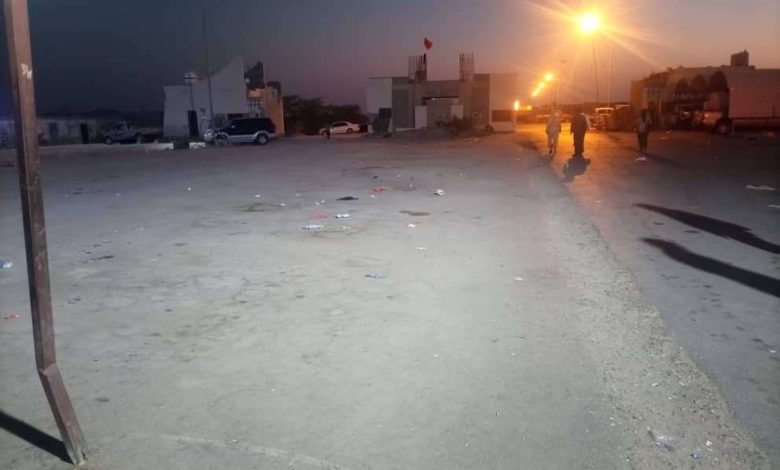 صورة إدارة جمرك شحن تسحب 46 سيارة مهربة إلى داخل الساحة لترسيمها