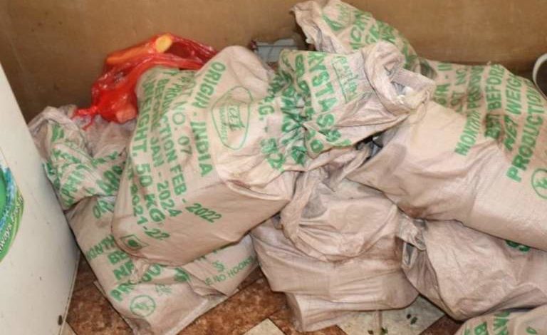 صورة ضبط شحنة مواد غذائية غير صالحة للإستخدام الأدمي بعدن