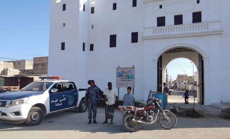 صورة حضرموت.. شرطة الشحر تلقي القبض على مطلوبين أمنيًا