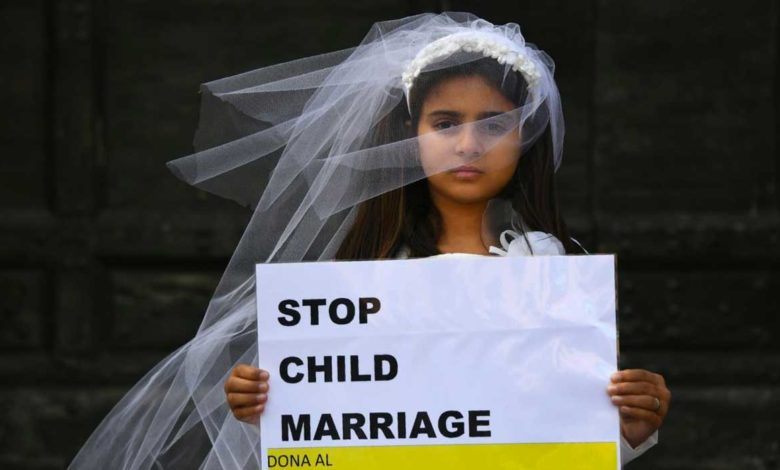 صورة الشرطة توقف حفلة زفاف طفلة يمنية على رجل مُسن وتعتقل والدها