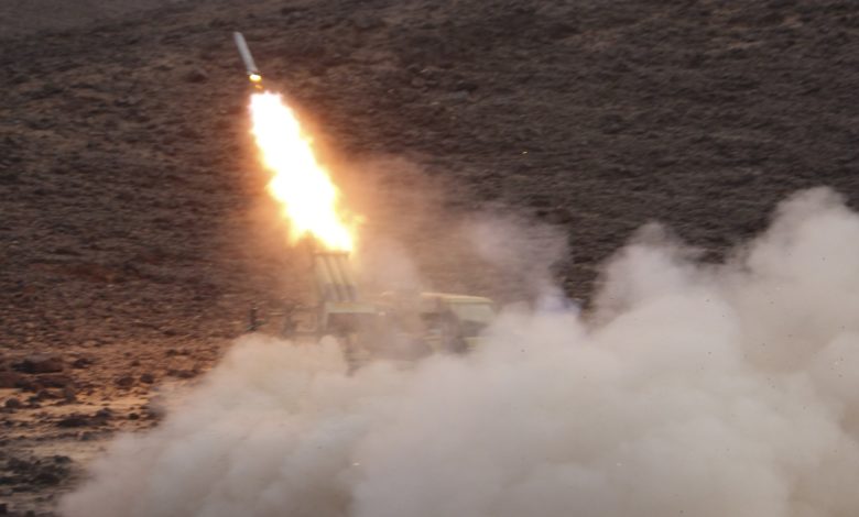 صورة الحوثي يقصف مأرب بالتزامن مع إحاطة جريفيث في مجلس الأمن