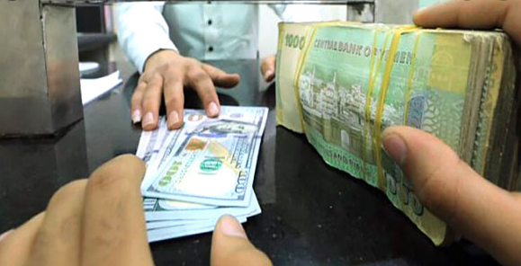 الدولار يصل إلى 900 ريال.. إنهيار متسارع في سعر صرف الريال اليمني مقابل العملات الأجنبية