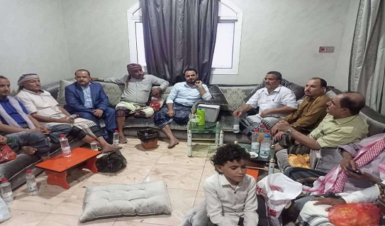 صورة اجتماع حاشد يُنهي خلافاً بين مسؤولي الداخلية اليمنية بعدن