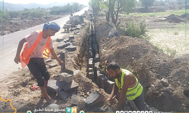 صورة بتمويل صندوق صيانة الطرق..إستمرار أعمال مشروع الربوة الذنبة في لحج