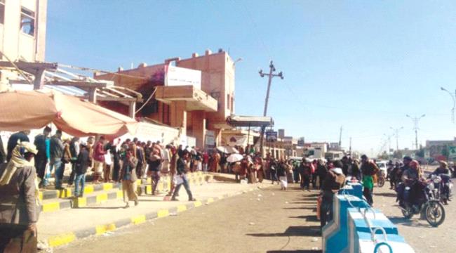 صورة الحوثي يشدد القيود المفروضة على المسافرين للعمل في الخارج
