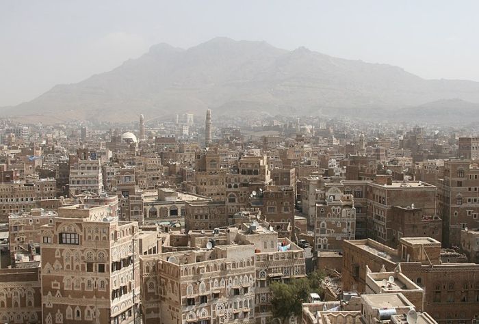 وفاة وإصابة 6 مواطنين بينهم طفلين بحادث انقلاب سيارة في صنعاء