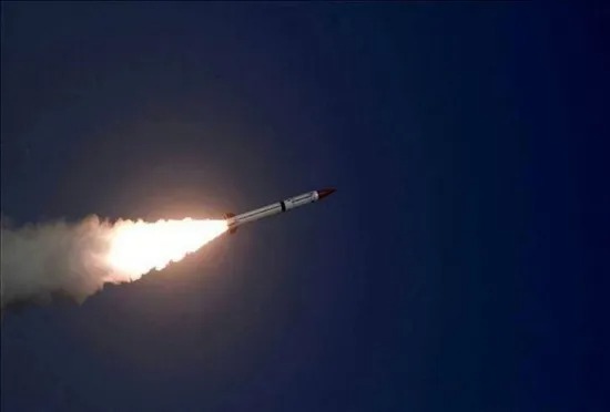 صورة تدمير صاروخ حوثي مضاد للسفن باتجاه البحر الأحمر