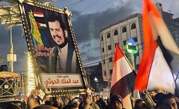 صورة غضب يمني شعبي من رفع صور الحوثي وسليماني ونصر الله في غزة فلسطين