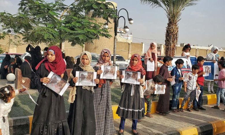 صورة صور مؤثرة.. أطفال مأرب يتضامنون مع ليان ضحية المجزرة الحوثية والحدائق تغلق أبوابها