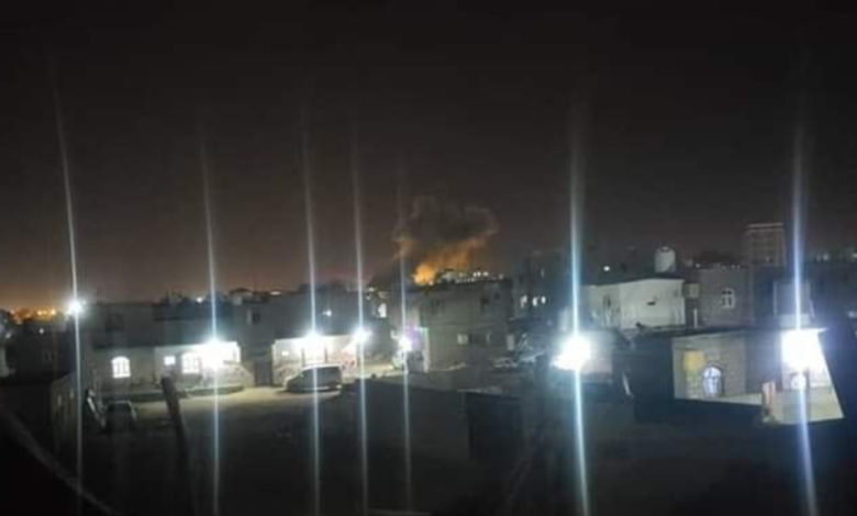 صورة انفجار يستهدف شاحنتين بمأرب