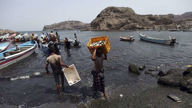 صورة الصيادون اليمنيون يشكون قلة الأسماك خلال موسم الاصطياد