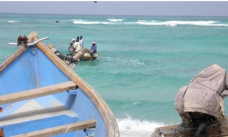 صورة وصول 50 صيادا يمنيا محتجزا في إريتريا إلى الحديدة