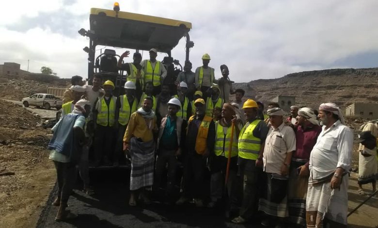 صورة الإنتهاء من أعمال فرش طبقة الأسفلت بمشروع  طريق الربوة _ الذنبة في لحج