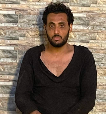 صورة العثور على شاب يمني تائه في شوارع القاهرة ومناشدات للتعرف على اسرته