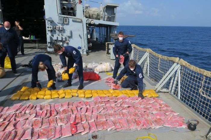 صورة ضبط مئات الكيلوغرامات من المخدرات في بحر العرب