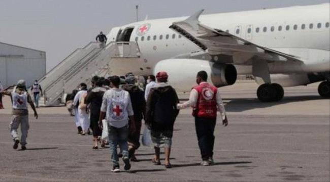 صورة وصول الطائرة الثانية للأسرى الحوثيين إلى مطار عدن