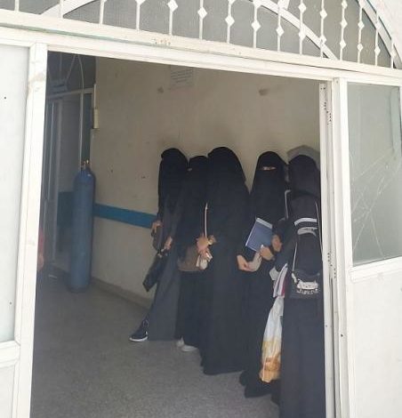 صورة إصابة طالبة إثر قصف عنيف للميليشيا على الاحياء السكنية شرق تعز