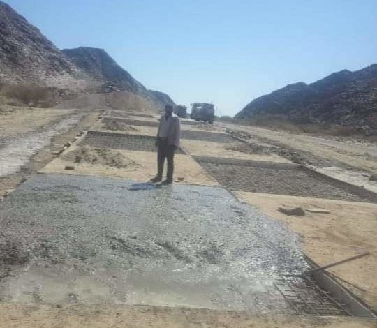 صورة بتمويل صندوق صيانة الطرق… الجهة المنفذة تواصل أعمال مشروع حماية طريق عتق – بيحان