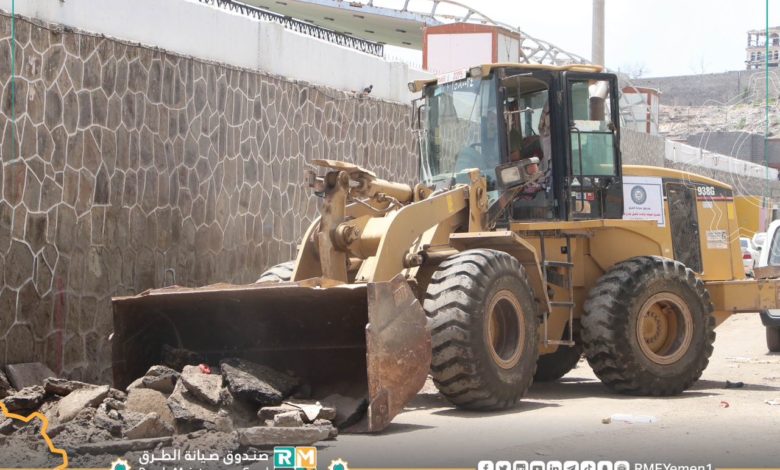 صورة بتمويل صندوق صيانة الطرق.. بدء صيانة شارع حيوي في عدن