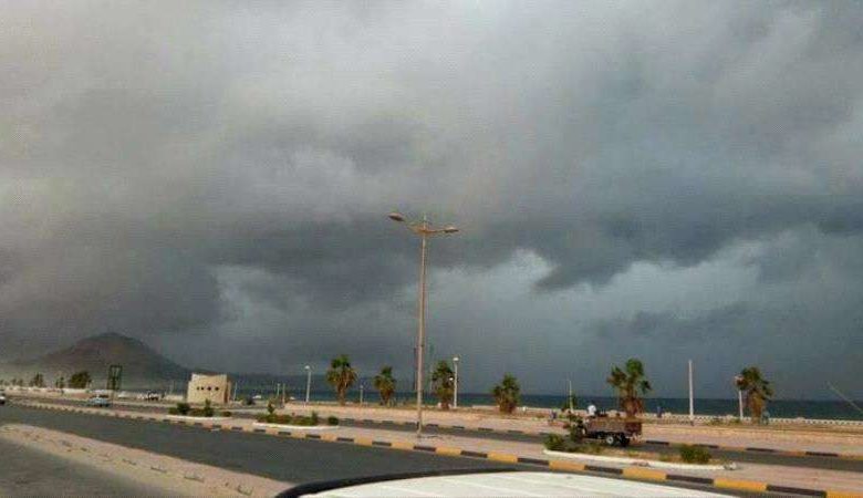 صورة الأرصاد يتوقع هطول أمطار متفاوتة الغزارة وحرارة مرتفعة خلال الساعات القادمة