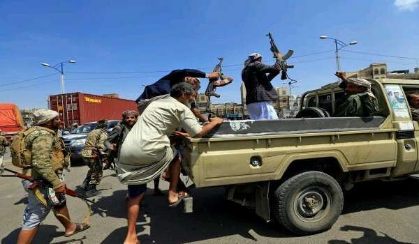 صورة جماعة الحوثي تعتدي على المعلمين المشاركين في الإضراب بذمار